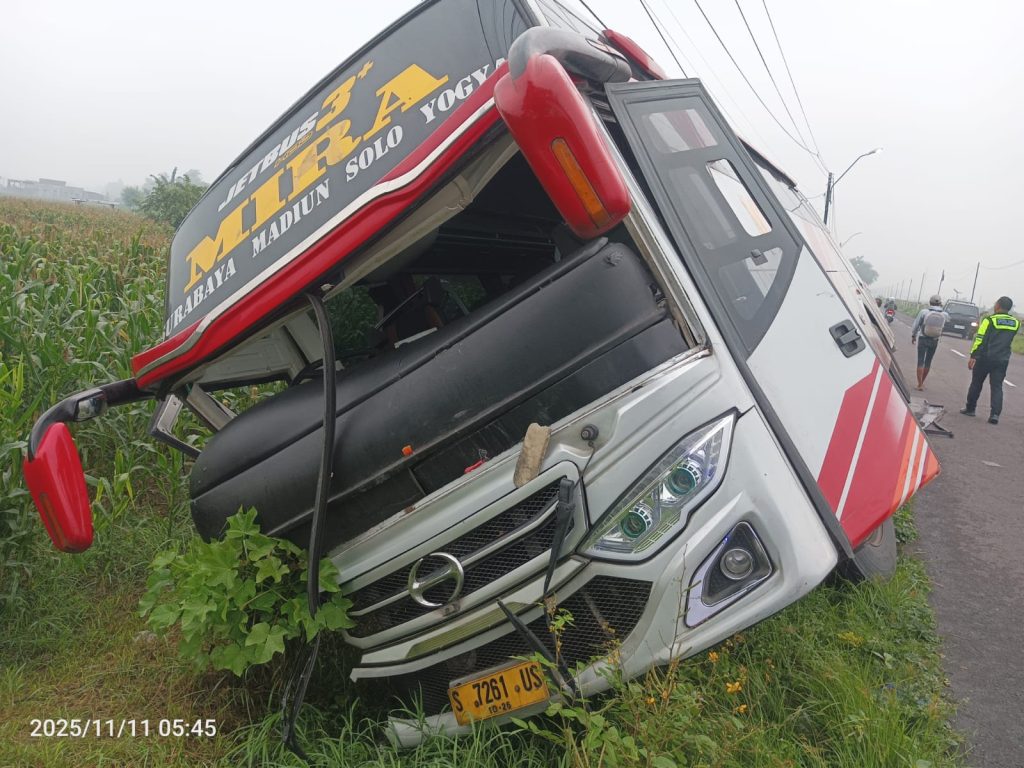 Bus Mira Terguling di Jogoroto Jombang, Sopir Alami Luka dan Dilarikan ke RSUD