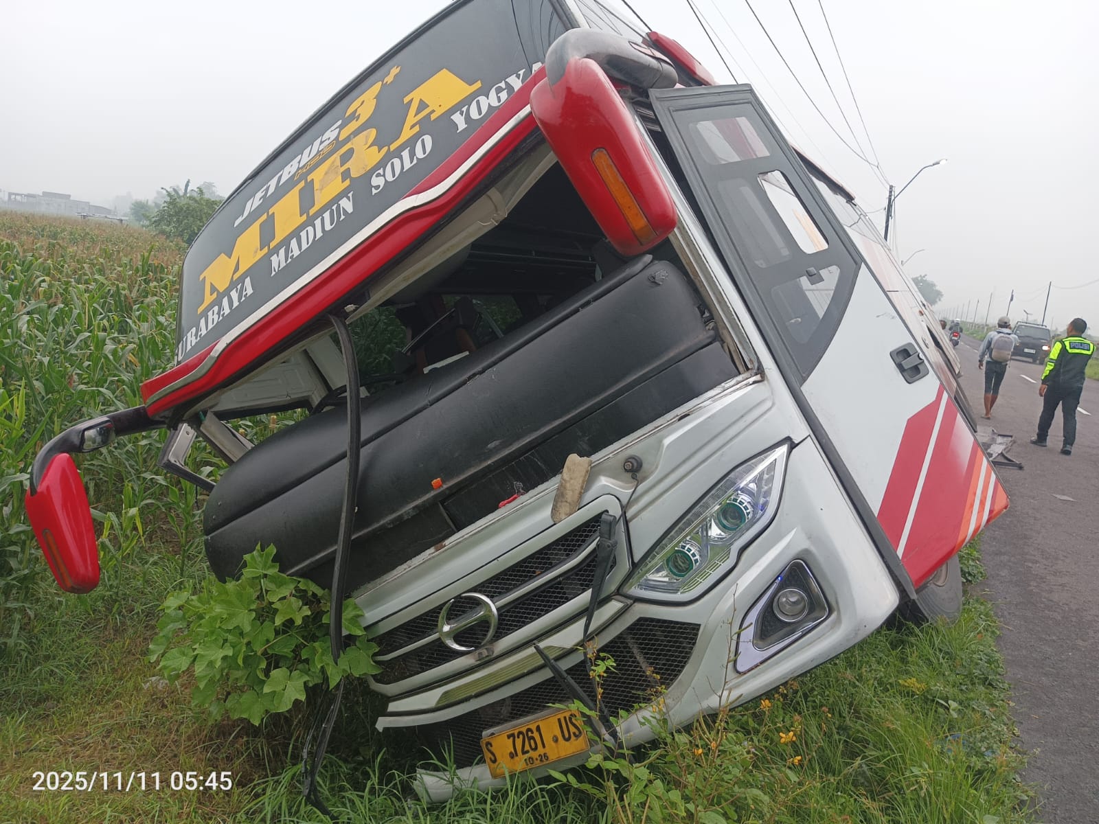 Bus Mira Terguling di Jogoroto Jombang, Sopir Alami Luka dan Dilarikan ke RSUD