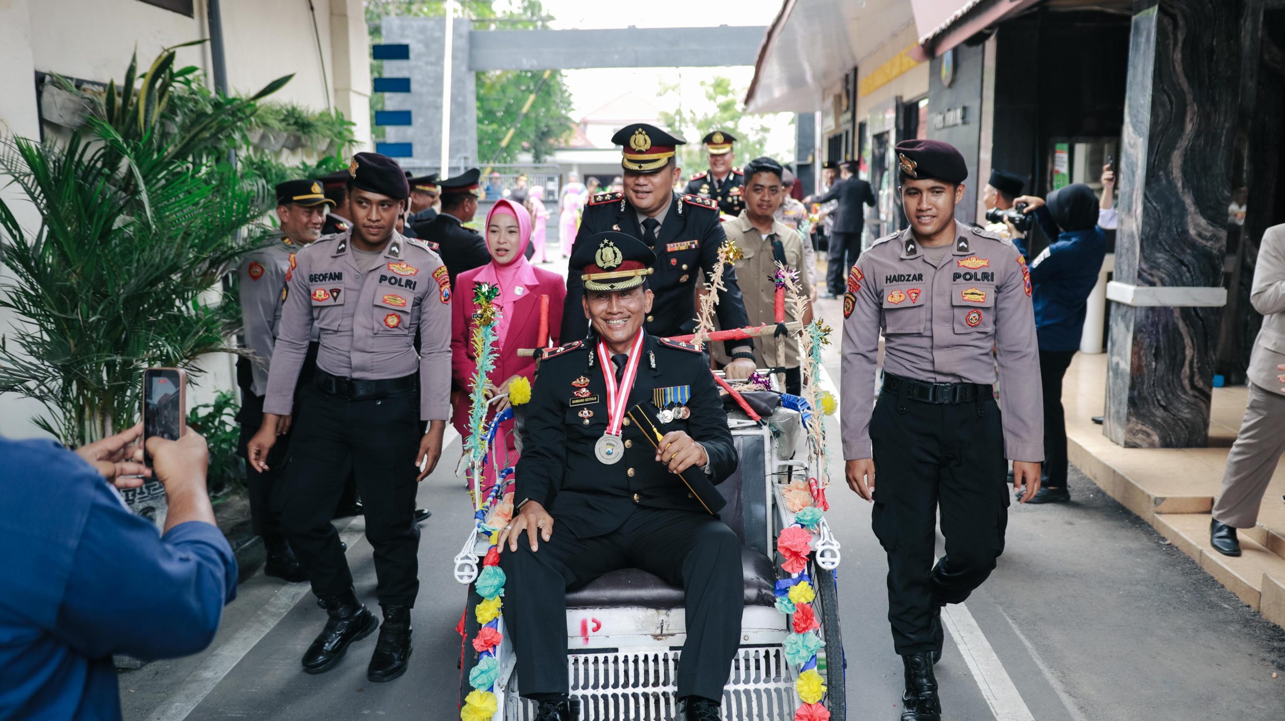 Kapolres Jombang Kayuh Becak Antar 27 Anggotanya Pensiun, Momen Haru di Hari Pahlawan