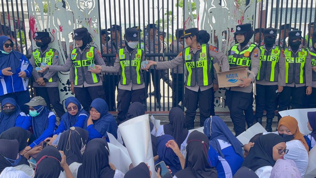 Polwan Bojonegoro Curi Perhatian di Tengah Aksi Buruh: Hadir dengan Senyum dan Air Mineral