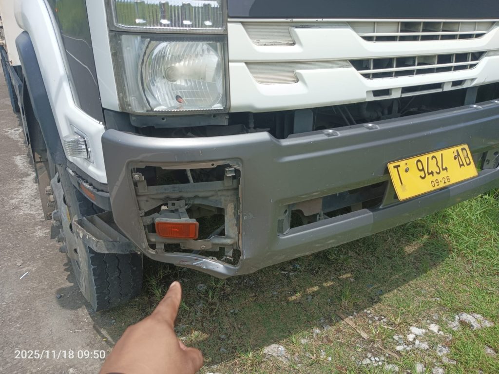 Motor Tertabrak Truk Box di Kudu Jombang, Satu Tewas di Lokasi, Dua Luka-Luka