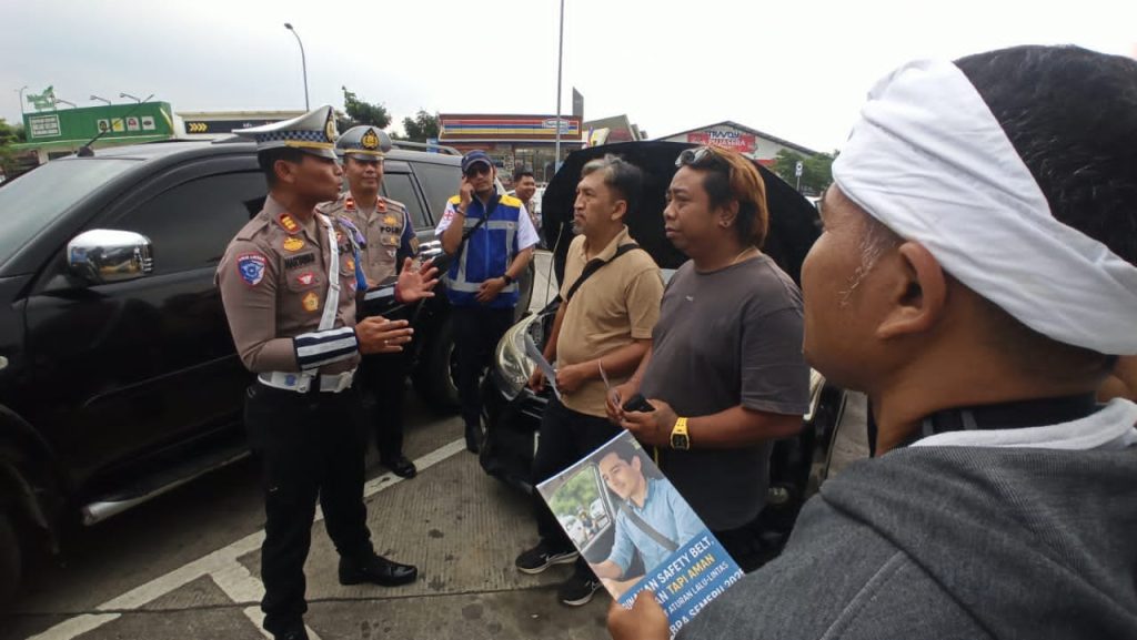 Polantas Menyapa di Operasi Zebra Semeru 2025, PJR Polda Jatim Gencar Edukasi Keselamatan Pengendara