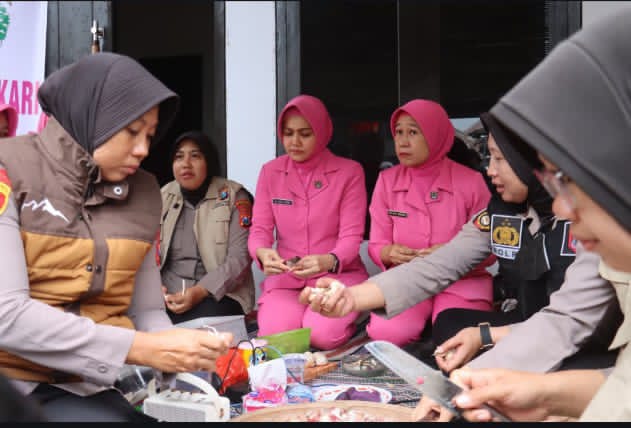 Polri Dirikan Dapur Lapangan di Lumajang, Ratusan Pengungsi Semeru Terima Makanan Setiap Hari