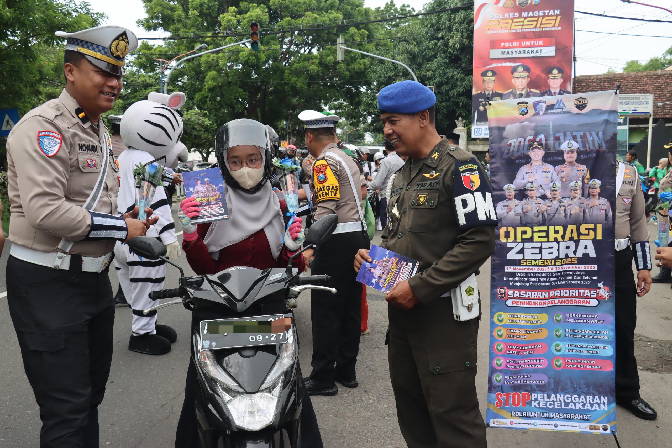 Polres Magetan Gelar Kampanye Keselamatan di Operasi Zebra Semeru 2025, Pengendara Diberi 