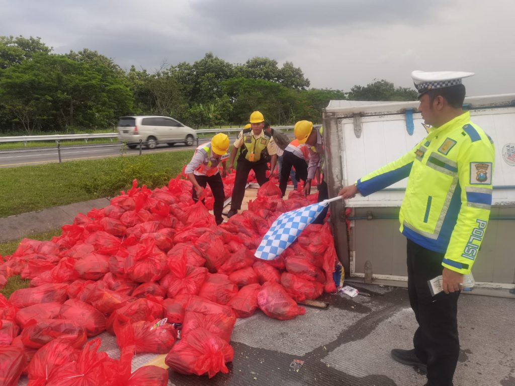 Truk Bermuatan Sembako Terguling di Tol Jombang–Mojokerto, Diduga Akibat Pecah Ban