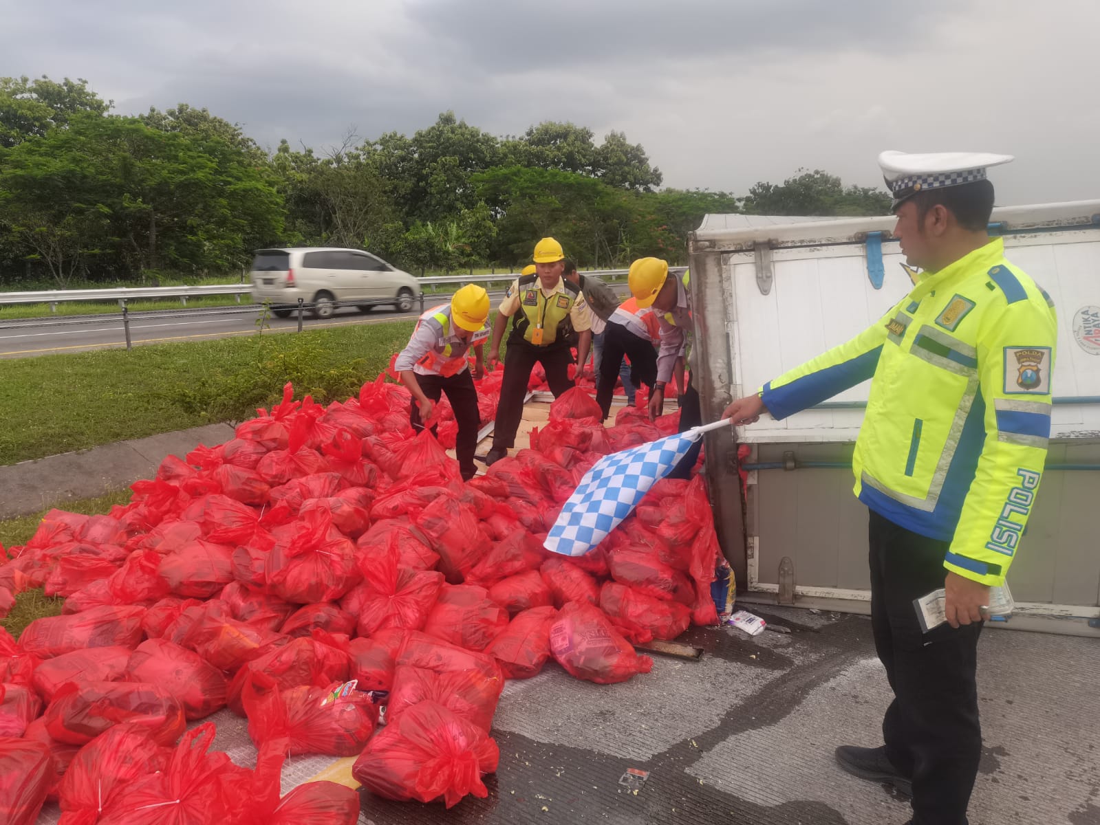 Truk Bermuatan Sembako Terguling di Tol Jombang–Mojokerto, Diduga Akibat Pecah Ban