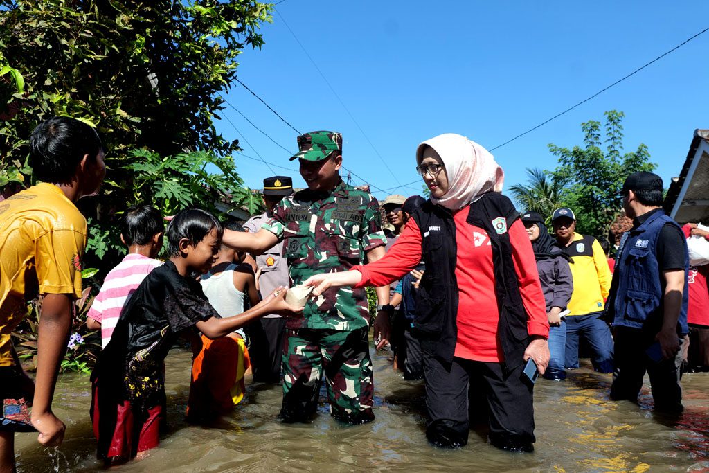 Bupati Lumajang dan Dandim 0821 Salurkan Bantuan ke Warga Terdampak Banjir di Rowokangkung dan Jatiroto