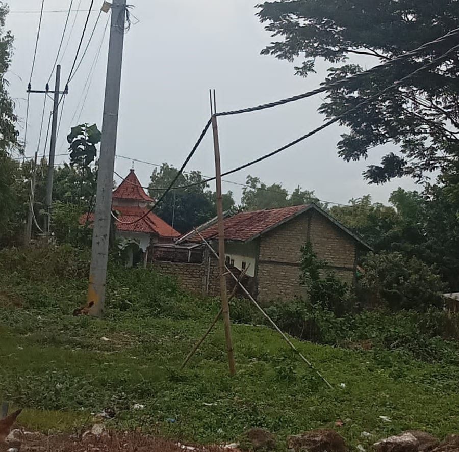 Kabel Listrik Menjuntai dan Tiang Miring di Camplong Dikeluhkan Warga, PLN Sampang Diminta Turun Tangan