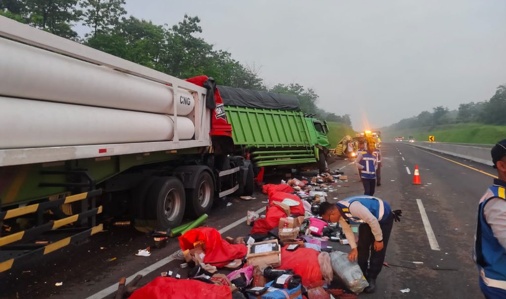 Tiga Truk Terlibat Kecelakaan Beruntun di Tol Nganjuk–Caruban, Tiga Pengemudi Alami Luka Ringan