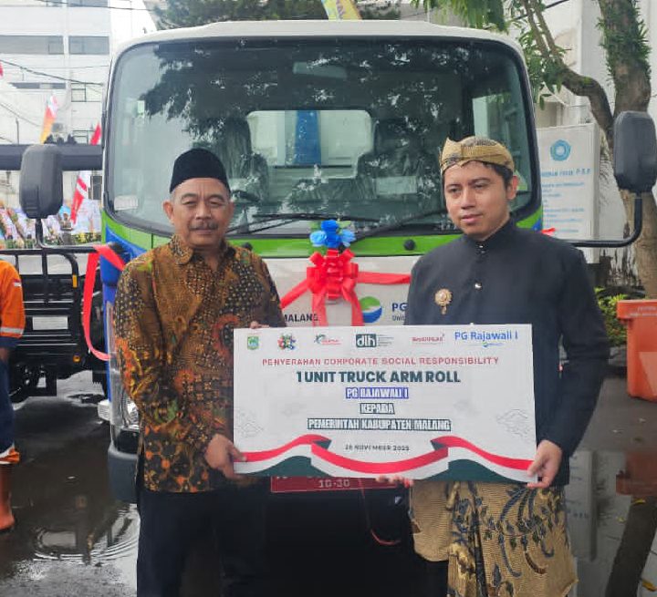 PG Rajawali I Perkuat Pengelolaan Lingkungan: Serahkan Bantuan 1 Unit Arm Roll ke Dinas Lingkungan Hidup