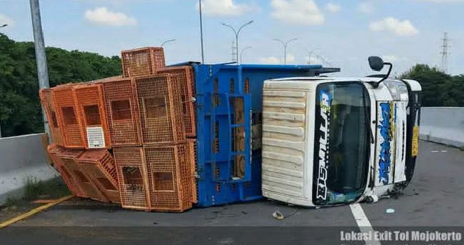 Truk Terguling di Exit Tol Penompo Mojokerto Akibat Pecah Ban, Beruntung Tak Ada Korban