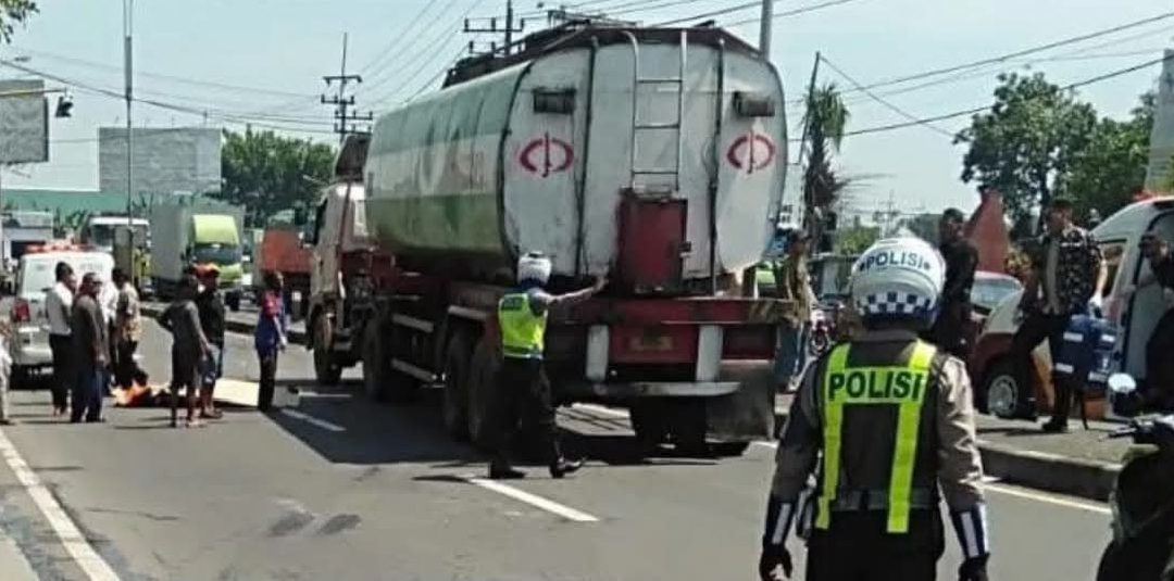Pemotor Tewas Terlindas Truk di Bypass Jampirogo Mojokerto, Diduga Melawan Arah