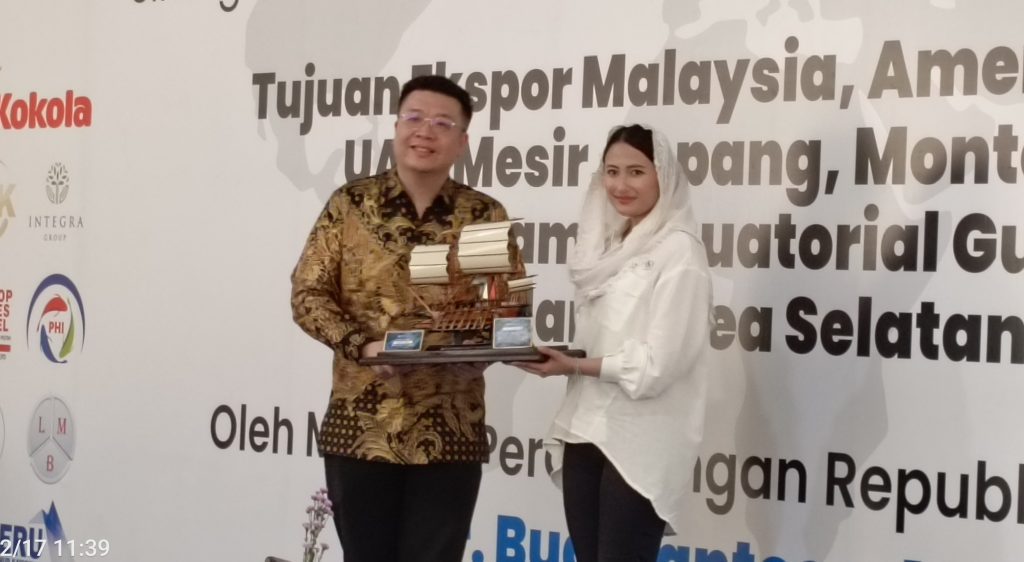 Wamendag Lepas Ekspor di PT LNK Mojokerto, Dorong UMKM Tembus Pasar Global