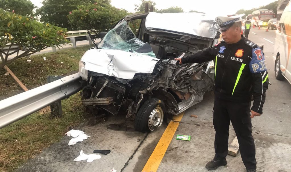 Grandmax Pikap Tabrak Truk Gandeng di Tol Mojokerto–Jombang Tewaskan Satu Orang