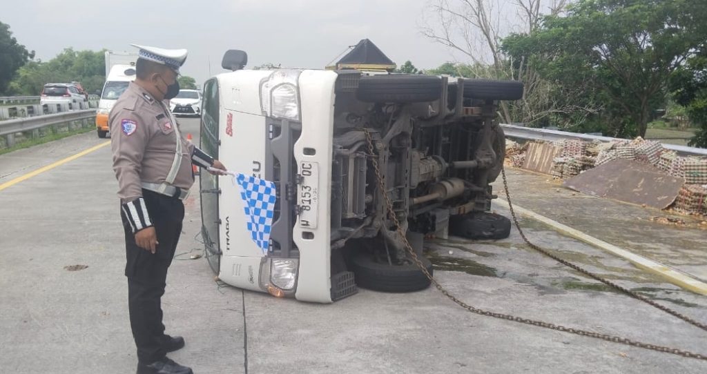 Pikap Terguling di Tol Jombang–Mojokerto, Diduga Akibat Pecah Ban