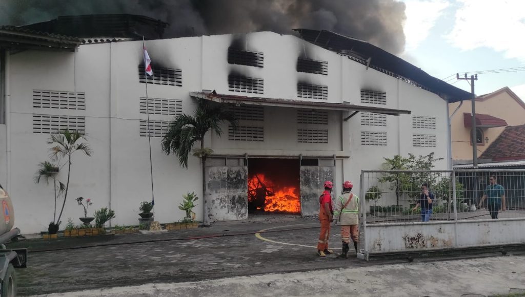 Pabrik Sepatu di Jombang Terbakar, Api Muncul Sejak Pagi Hari