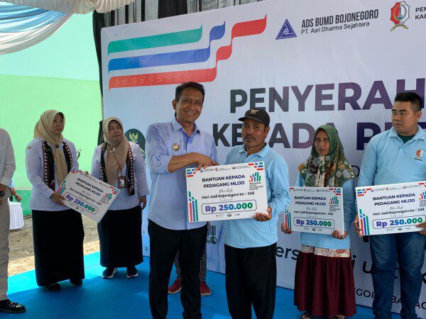 Peringati HJB ke-348, Bupati Bojonegoro Serahkan Bantuan Modal ke 204 Pedagang Mlijo