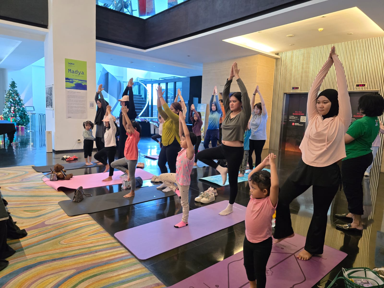Mom & Kids Joyful Yoga di ARTOTEL TS Suites Surabaya: Rayakan Kebersamaan Menyambut Hari Ibu