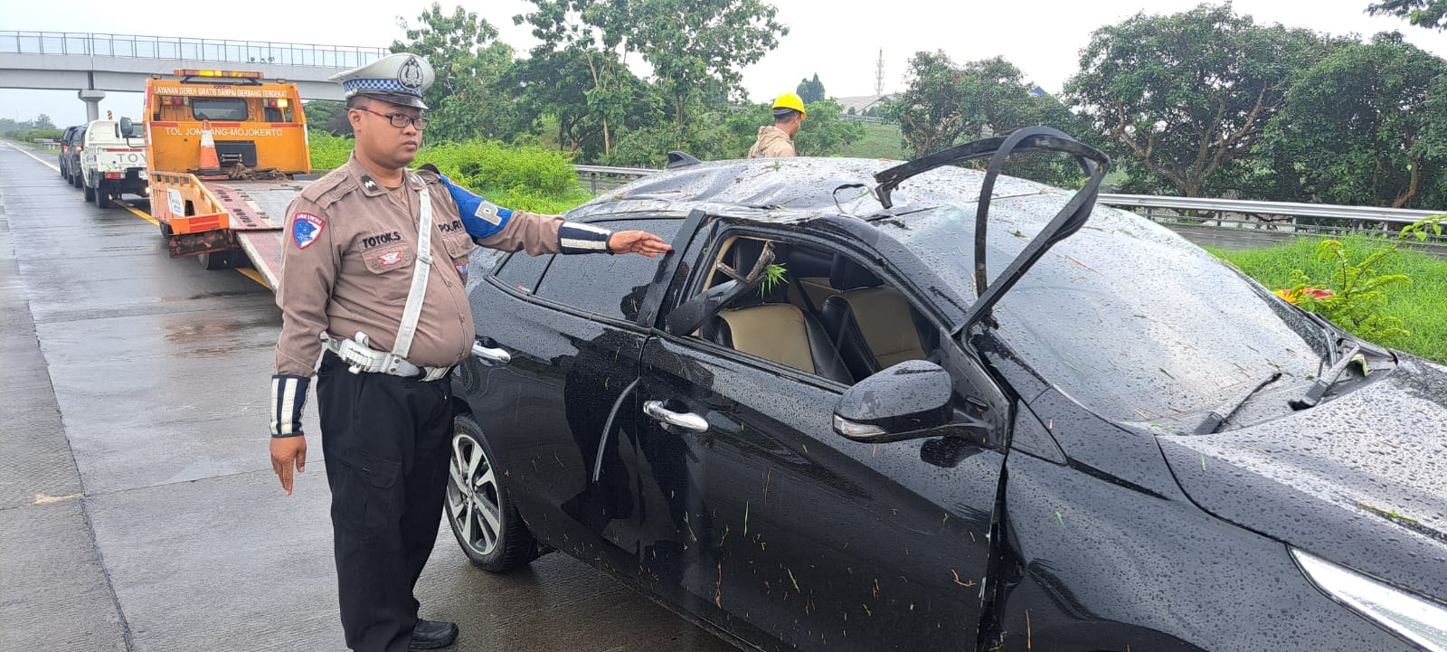 Vios Tergelincir saat Hujan, Masuk Median Tol Jombang–Mojokerto: Satu Orang Luka Ringan