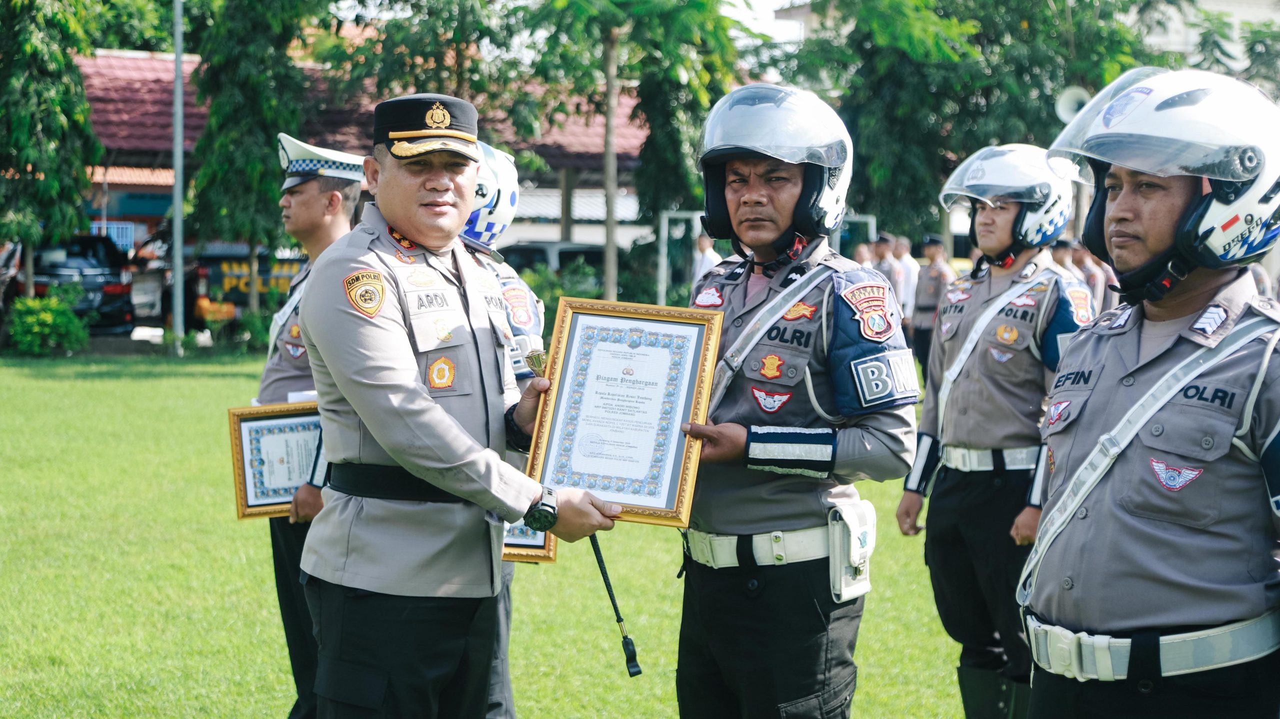 Kapolres Jombang Beri Penghargaan kepada 12 Personel Berprestasi