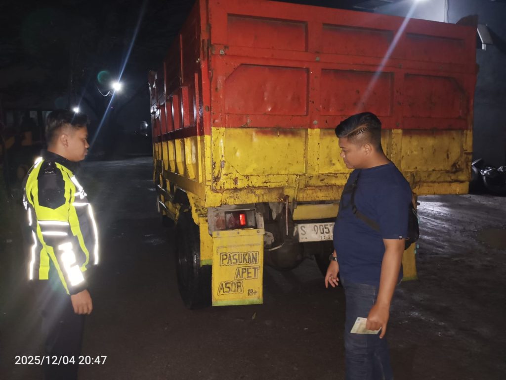 Truk Tabrak Lari Motor di Depan SPBU Ceweng Jombang, Satu Tewas di Tempat, Satu Korban Kritis