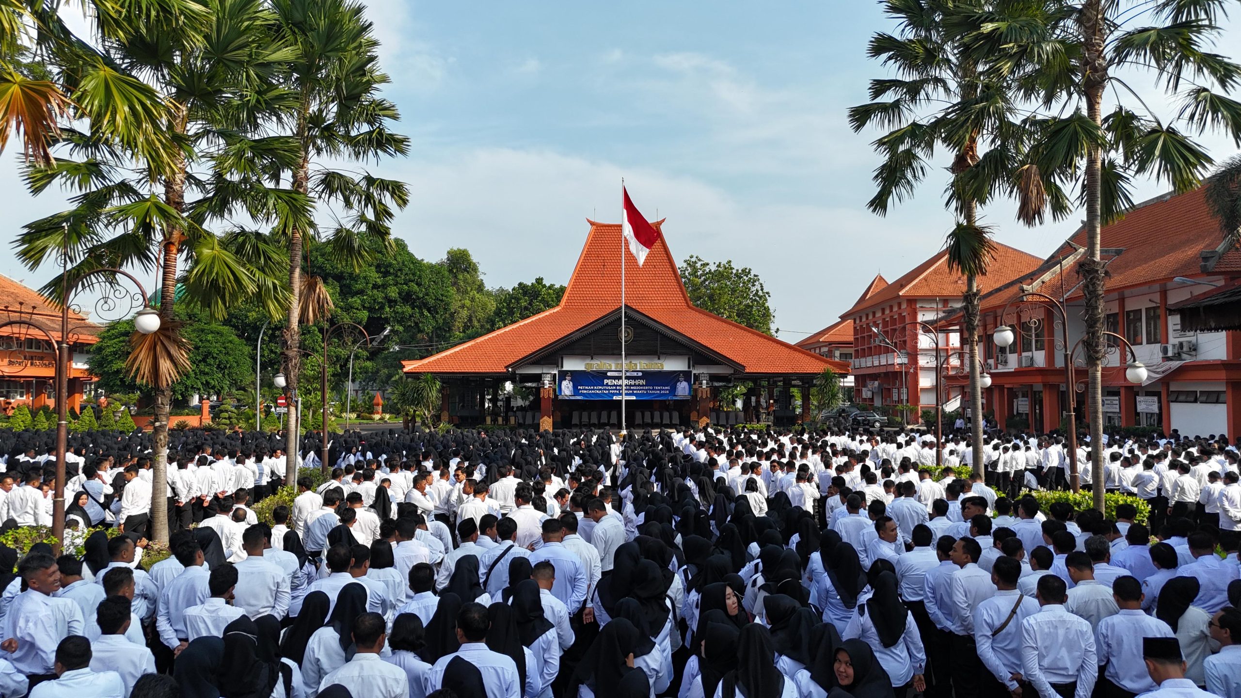 Bupati Mojokerto Resmikan Pengangkatan 2.975 PPPK Paruh Waktu, Tonggak Baru Penataan Non-ASN 2025