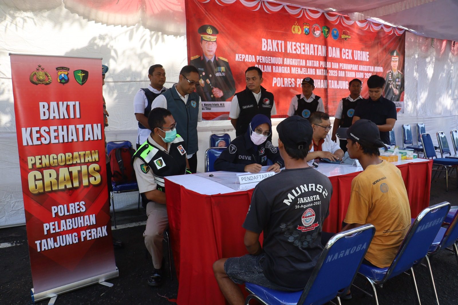 Jelang Nataru, Polres Pelabuhan Tanjungperak dan BNN Surabaya Gelar Tes Urine Pengemudi di Pelabuhan Jamrud