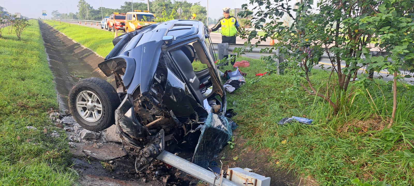 Tabrak Tiang CCTV, Izusu Panther Terguling di Tol Jombang–Mojokerto 