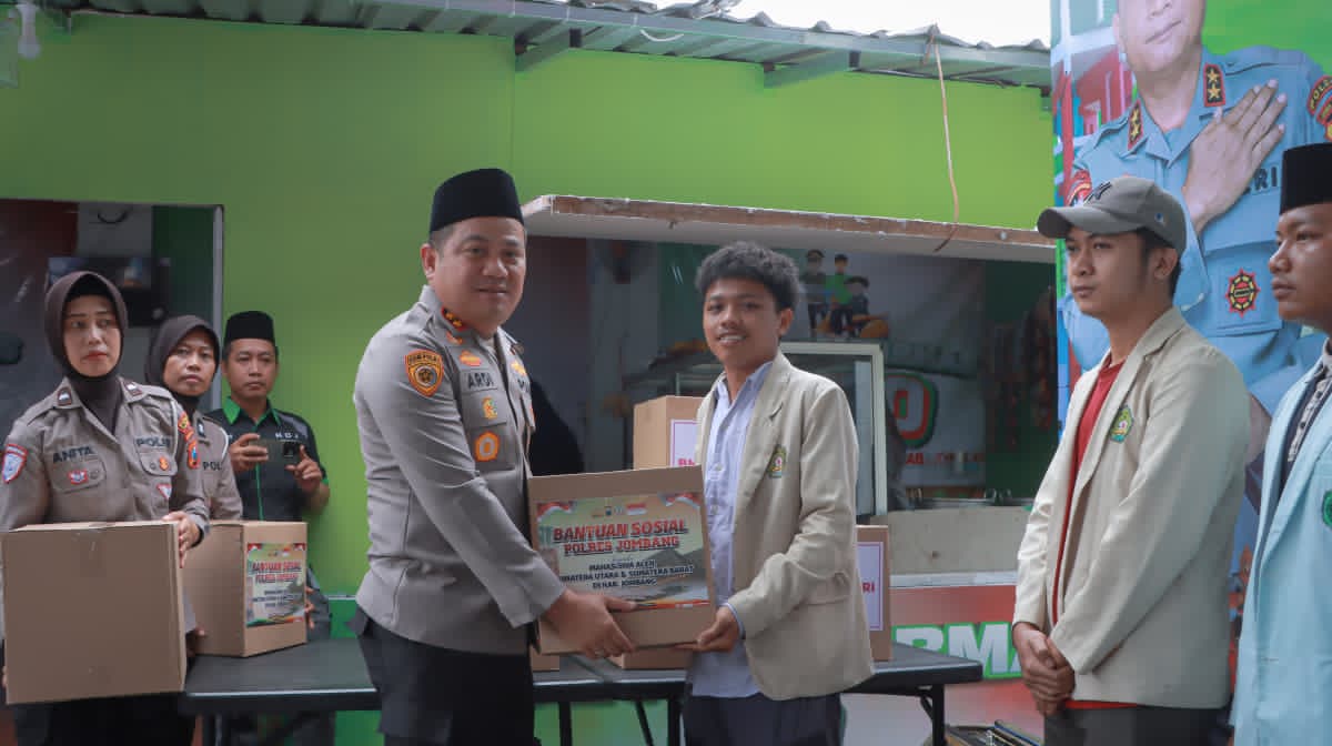 Polres Jombang Salurkan Bansos untuk Mahasiswa Perantau Terdampak Bencana Alam