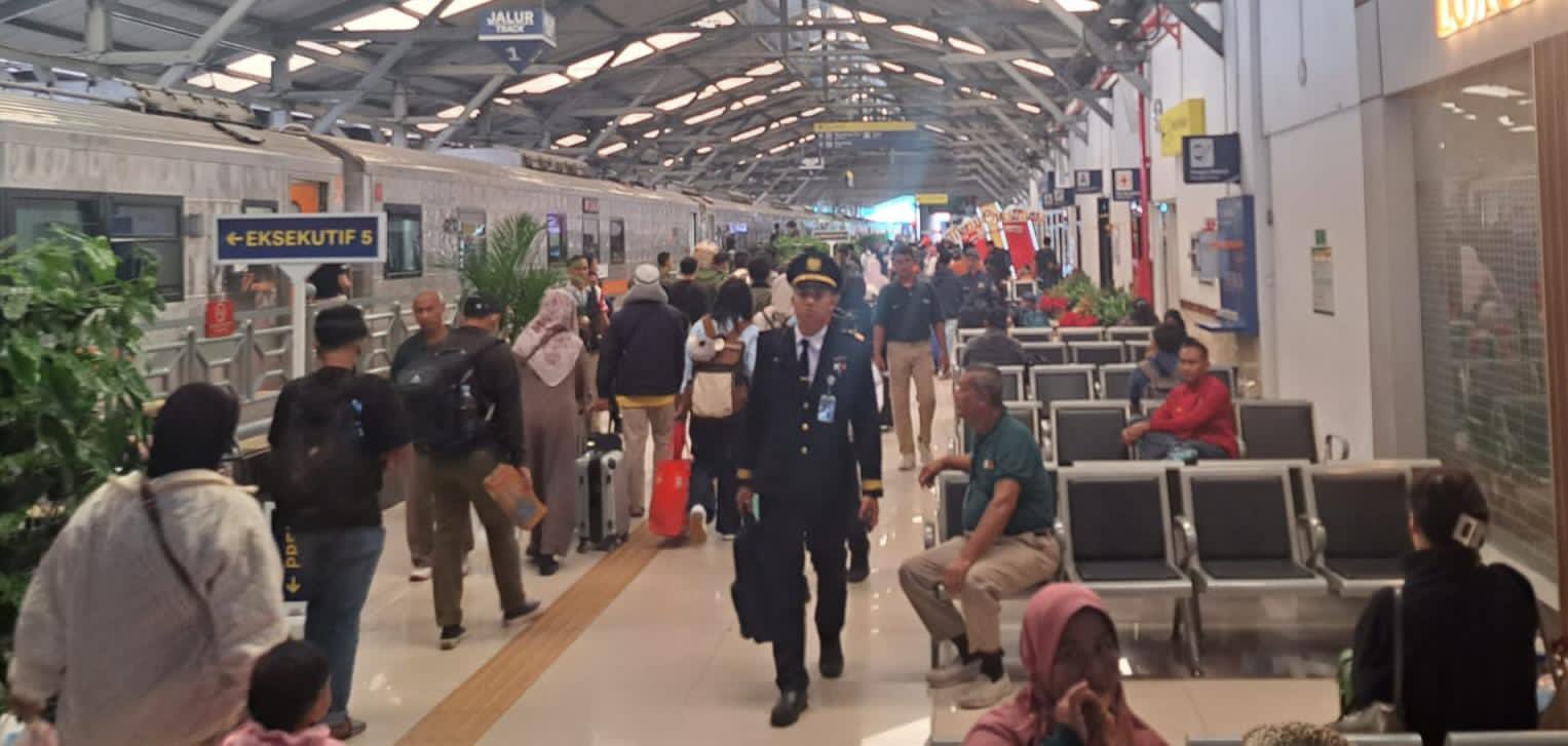 Antusiasme Warga Tinggi, Ribuan Penumpang Padati Stasiun Mojokerto Selama Angkutan Nataru