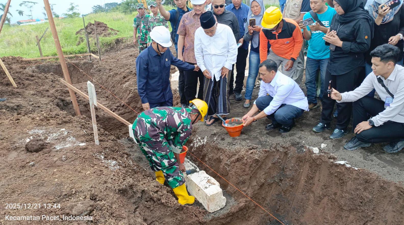 Peletakan Batu Pertama Oleh Mendes Yandri Pembangunan Kopdes Merah Putih di Pacet, Dorong Partisipasi Warga Atasi Kendala Lahan