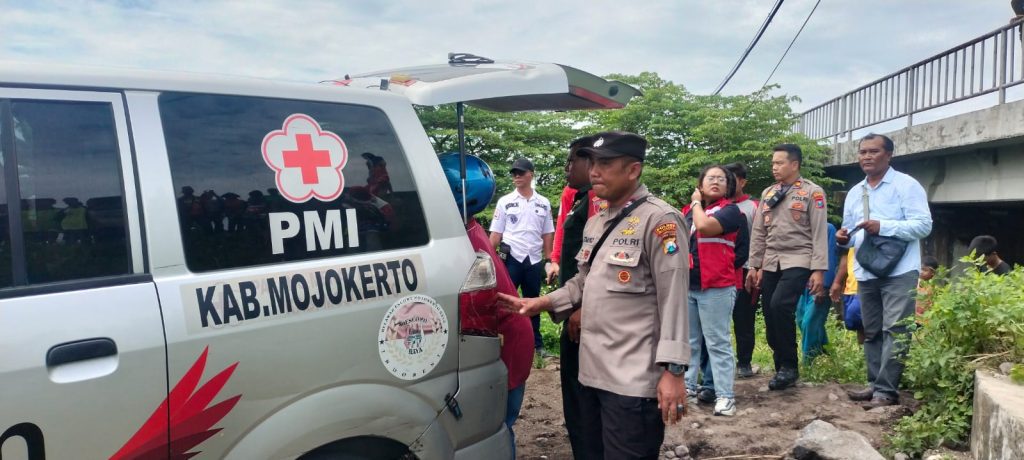 Identitas Orang Yang Tewas Terserempet KA Dhoho Saat Cari Rumput di Jalur Rel Tarik – Mojokerto Terungkap 