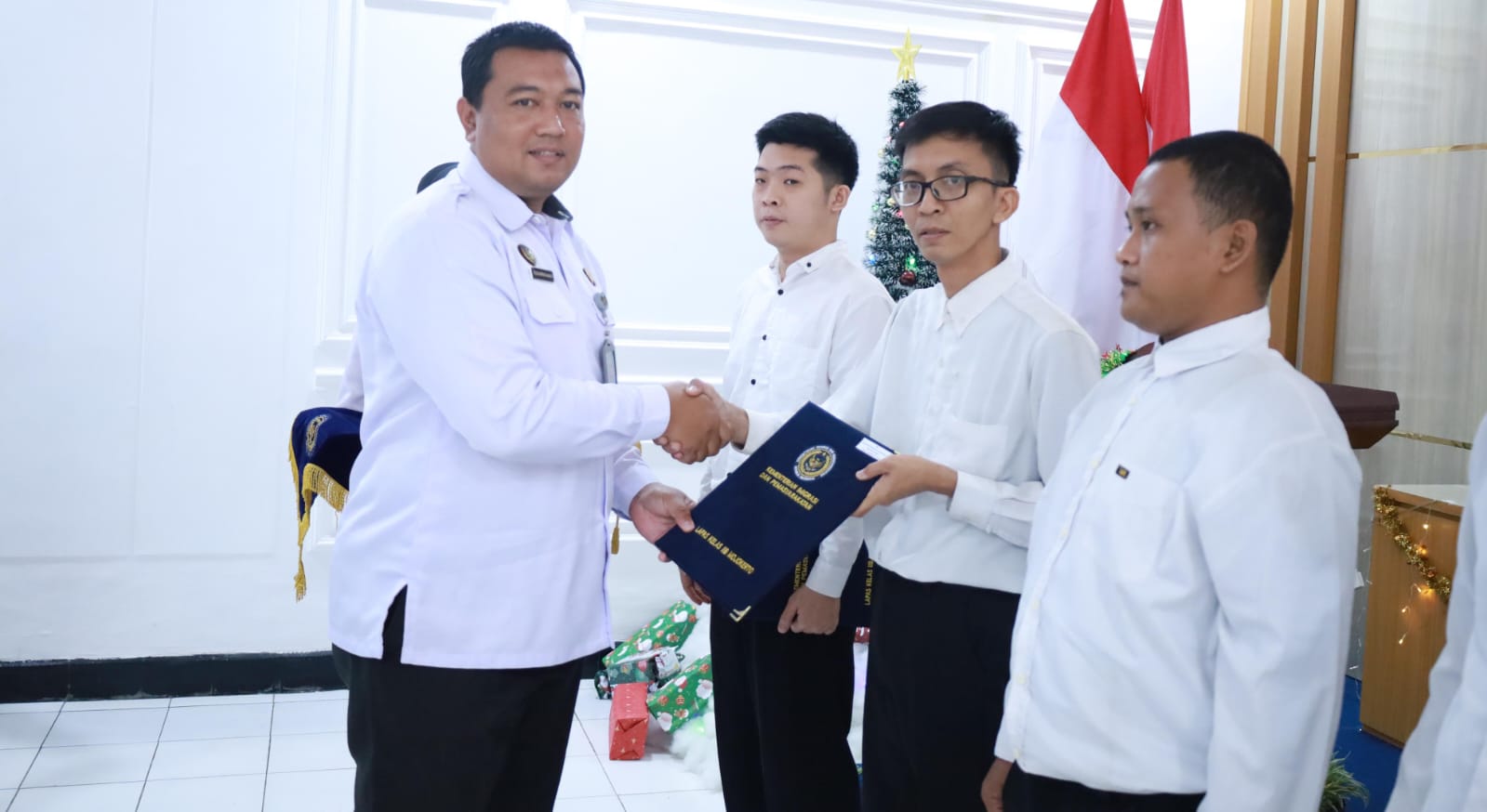 Lapas Mojokerto Serahkan Remisi Khusus Natal 2025 kepada Warga Binaan