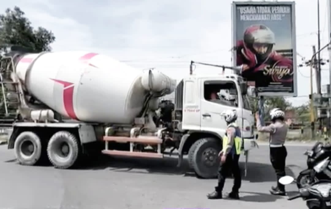 Langgar Rambu Jam Operasional, Truk Besar Diputar Balik di Jembatan Gajah Mada Mojokerto