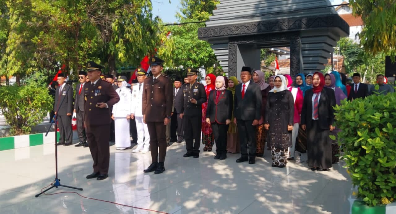 Kenang Jasa Pahlawan, Bupati Bojonegoro dan Forkopimda Ziarah ke TMP di Hari Kemerdekaan