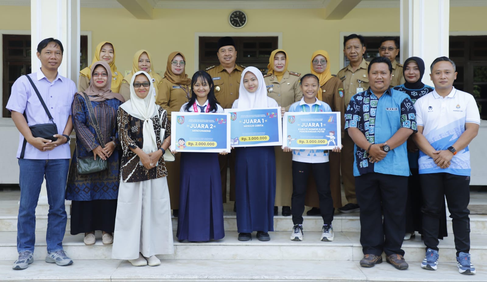 Tiga Pelajar Jombang Raih Prestasi Nasional, Bupati Serahkan Penghargaan