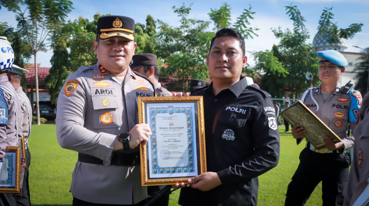 Apresiasi Kinerja Personel, Kapolres Jombang Beri Penghargaan 22 Subsatker dan PNPP