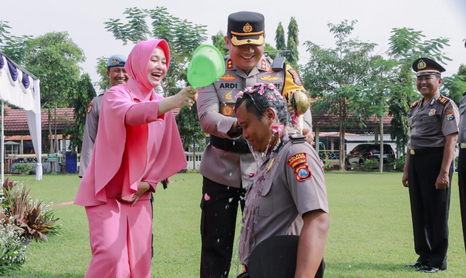 Tradisi Siraman Air Kembang Warnai Kenaikan Pangkat 88 Personel Polres Jombang