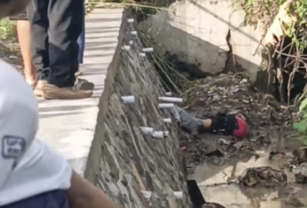 Perempuan Muda Memakai Helm Pink Ditemukan Tewas di Jalan Raya Purwosari–Pasuruan 