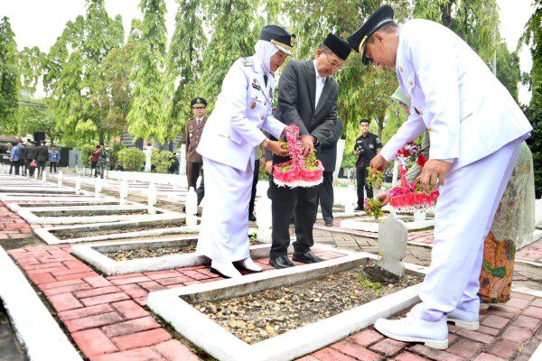 Ziarah Hari Pahlawan, Bupati Bojonegoro Ajak Warisi Semangat Juang dan Patriotisme