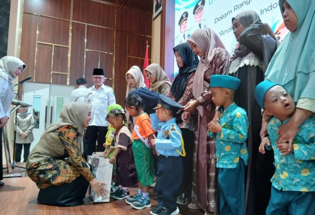 Wabup Pasuruan dan Ketua TP PKK Turun Langsung Cegah Stunting, Ratusan Anak PAUD Dapat Asupan Gizi