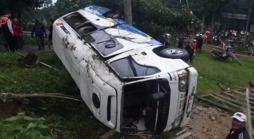 Minibus Rombongan Wisata Alami Rem Blong di Jalur Turunan Pacet, 16 Penumpang Selamat