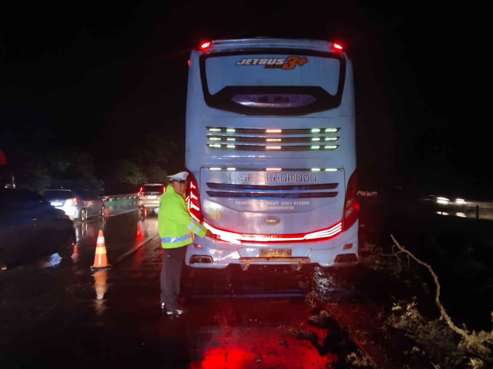 Hujan Picu Kecelakaan Beruntun di Tol Jombang–Mojokerto, Bus Terperosok ke Median