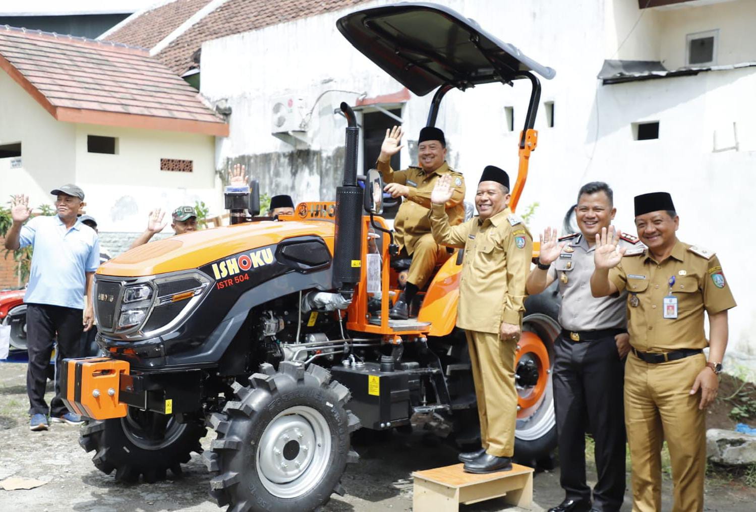Pemkab Jombang Perkuat Ketahanan Pangan, Bupati Warsubi Serahkan Alsintan APBN ke Kelompok Tani