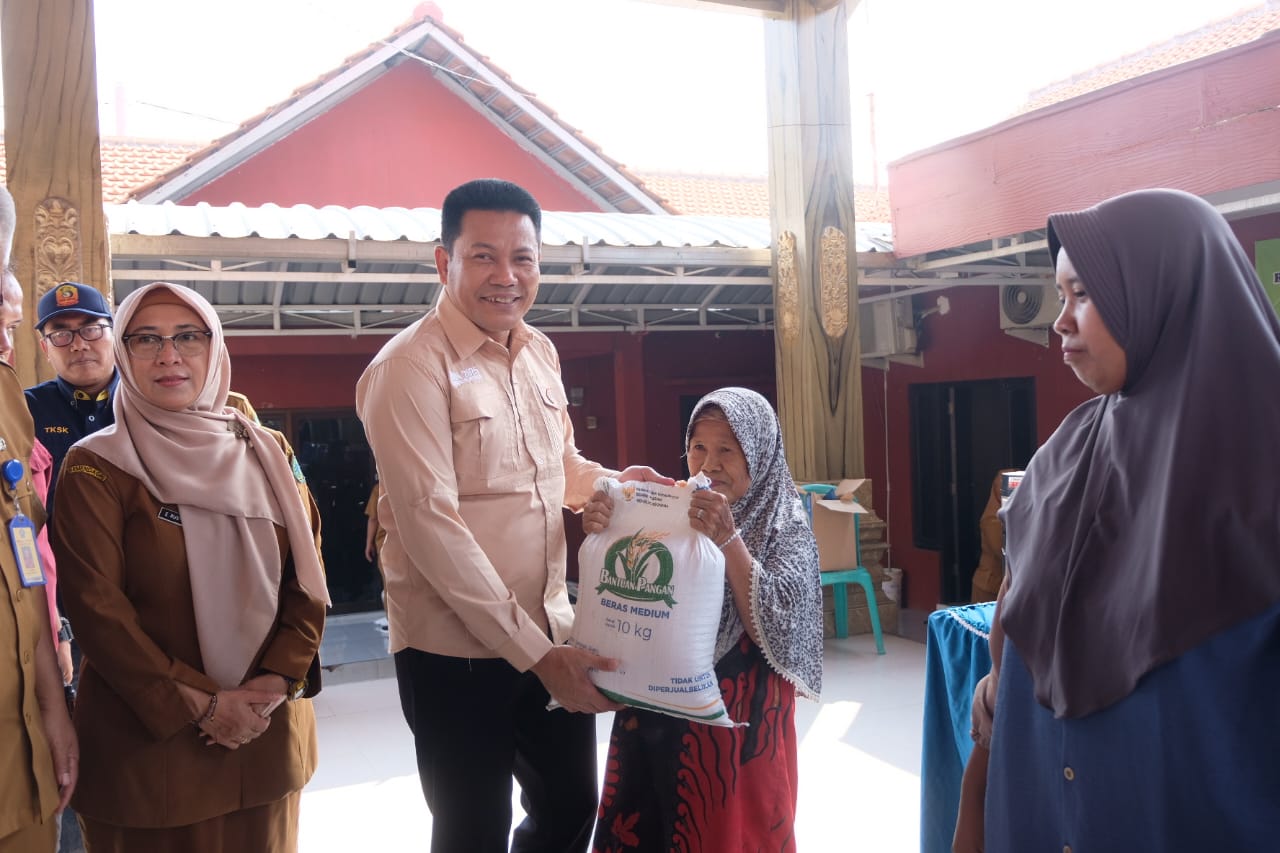 Bupati Subandi Pantau Penyaluran Bantuan Beras di Wonoayu, Pastikan Tepat Sasaran