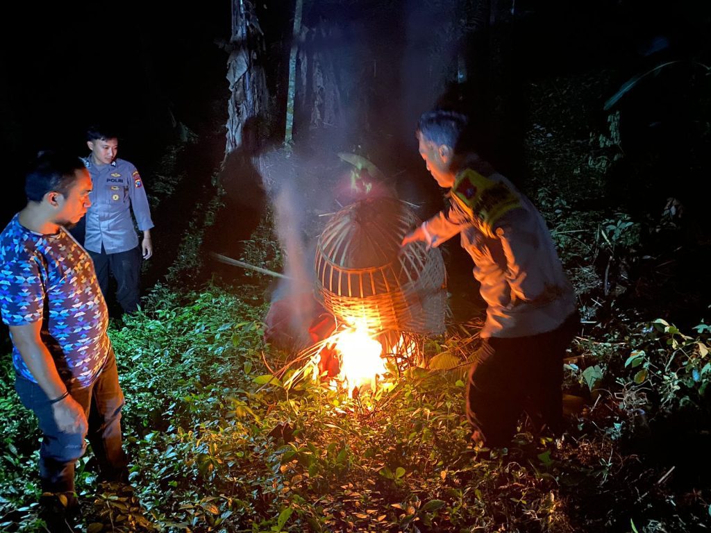 Polres Malang Tertibkan Dugaan Judi Sabung Ayam di Sambigede, Sarana Dibongkar dan Dibakar