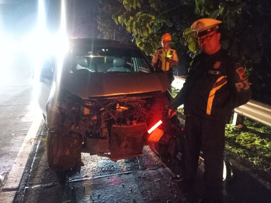 Pengemudi Mengantuk, Mobil Hantam Guardrail di Tol Jombang–Mojokerto, Satu Penumpang Luka Ringan