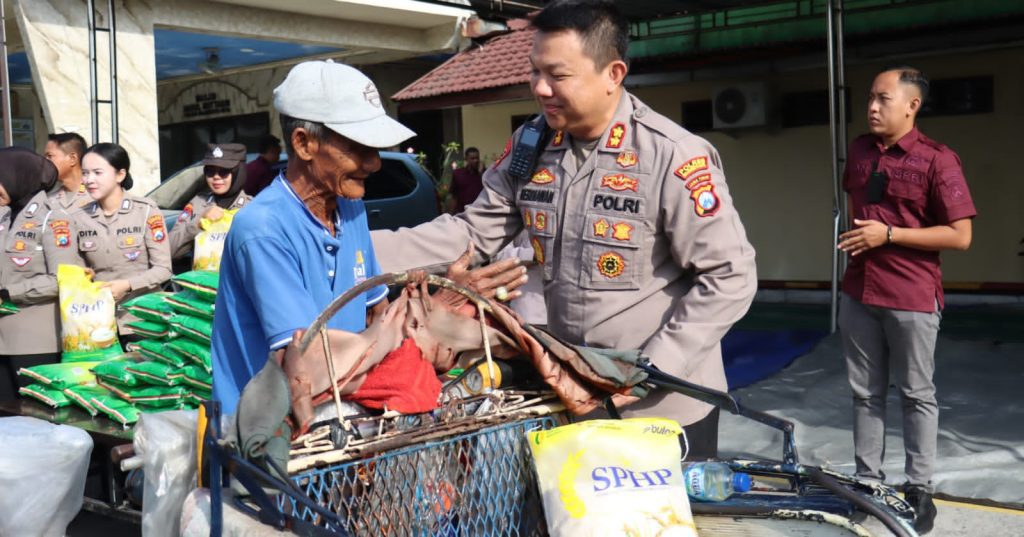 Kapolres Mojokerto Kota Silaturahmi dan Makan Bersama Tukang Becak, Ojol, dan Juru Parkir