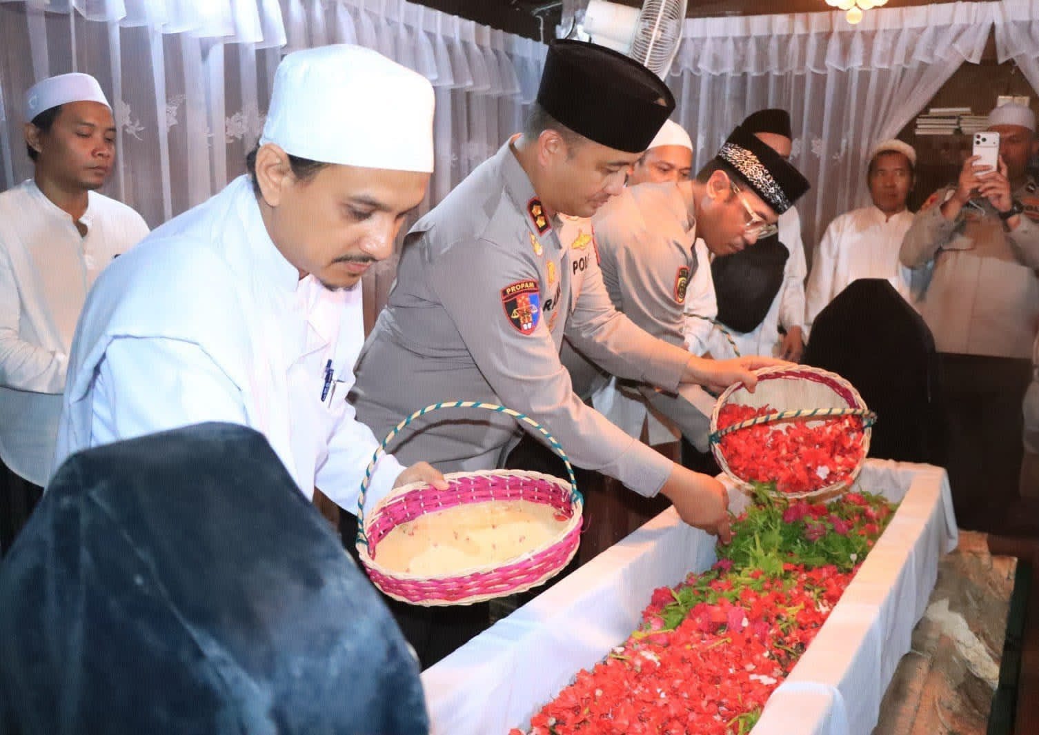 Kapolres Gresik Ziarah Makam Wali, Perkuat Nilai Spiritual dan Keteladanan