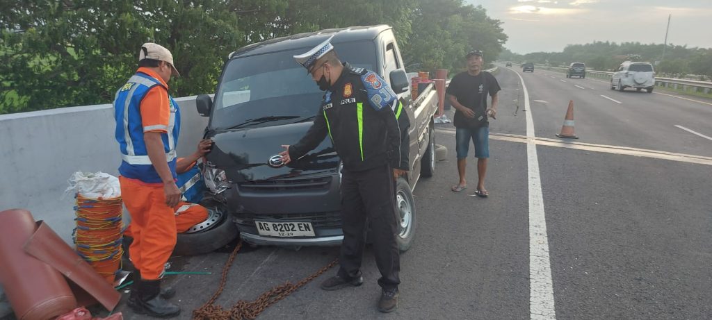 Pecah Ban di Tol Surabaya–Mojokerto, Pikap Tabrak Guardrail